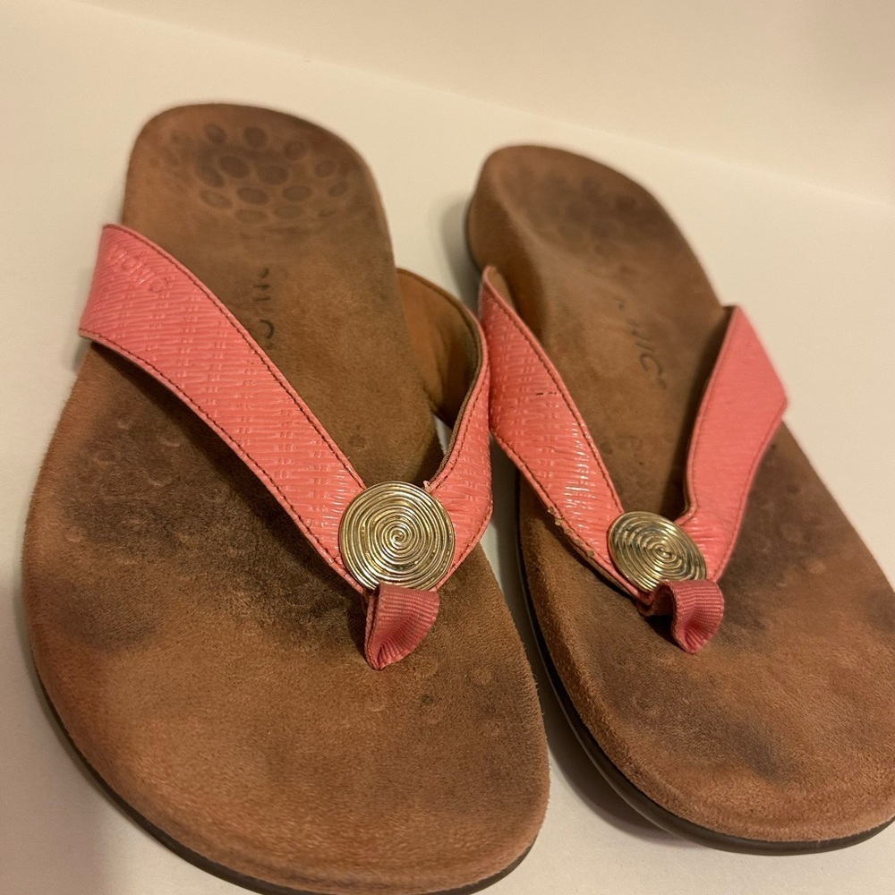 Pink‎ Sandals with Spiral Accent